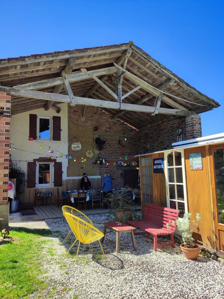 Terrasse d’un restaurant sous charpente en bois, Cœur de Garonne