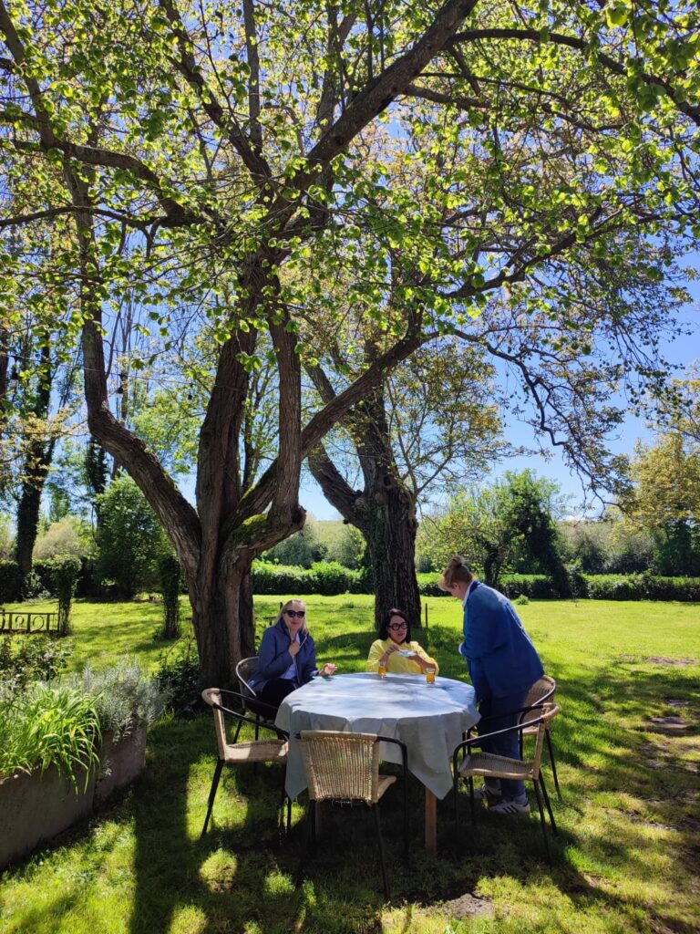 Trois personnes attablées sous un arbre, Office de Tourisme Cœur de Garonne