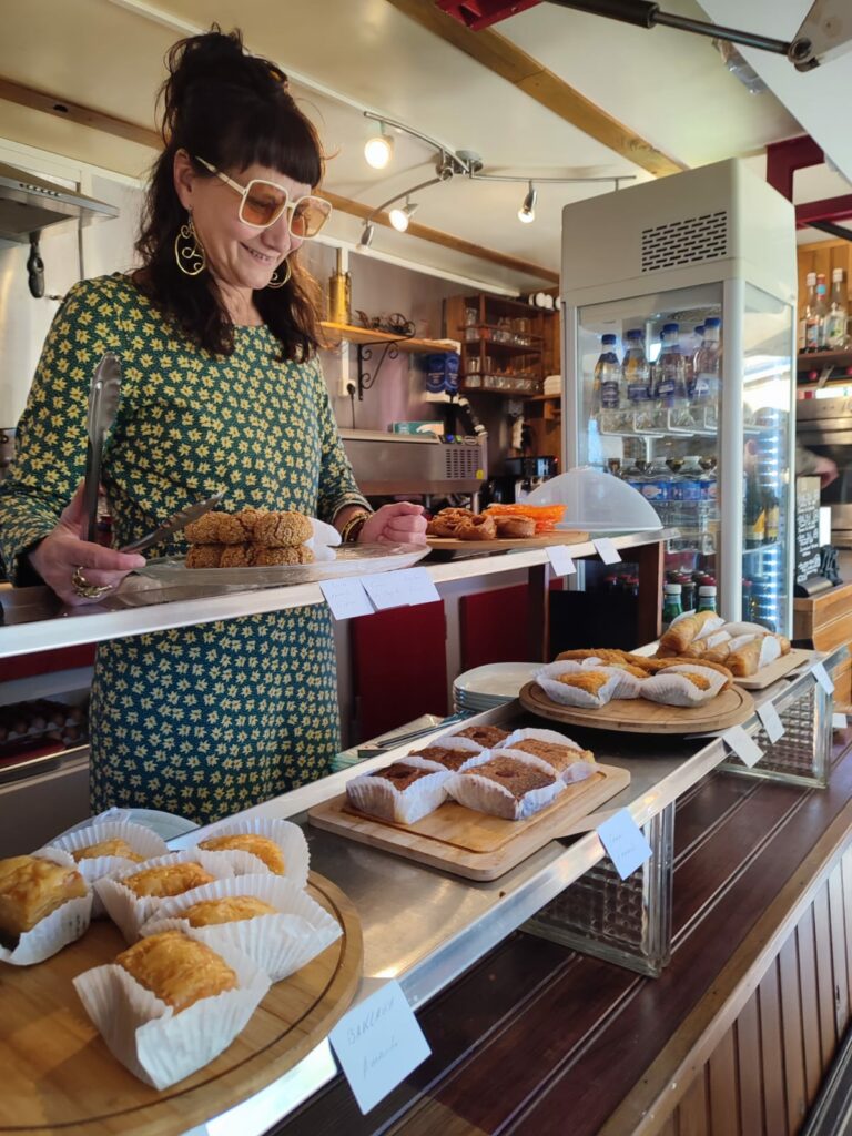 Vendeuse servant des pâtisseries dans un salon de thé Cœur de Garonne