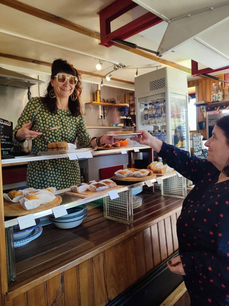 Service de pâtisseries au comptoir par l’Office de Tourisme Cœur de Garonne
