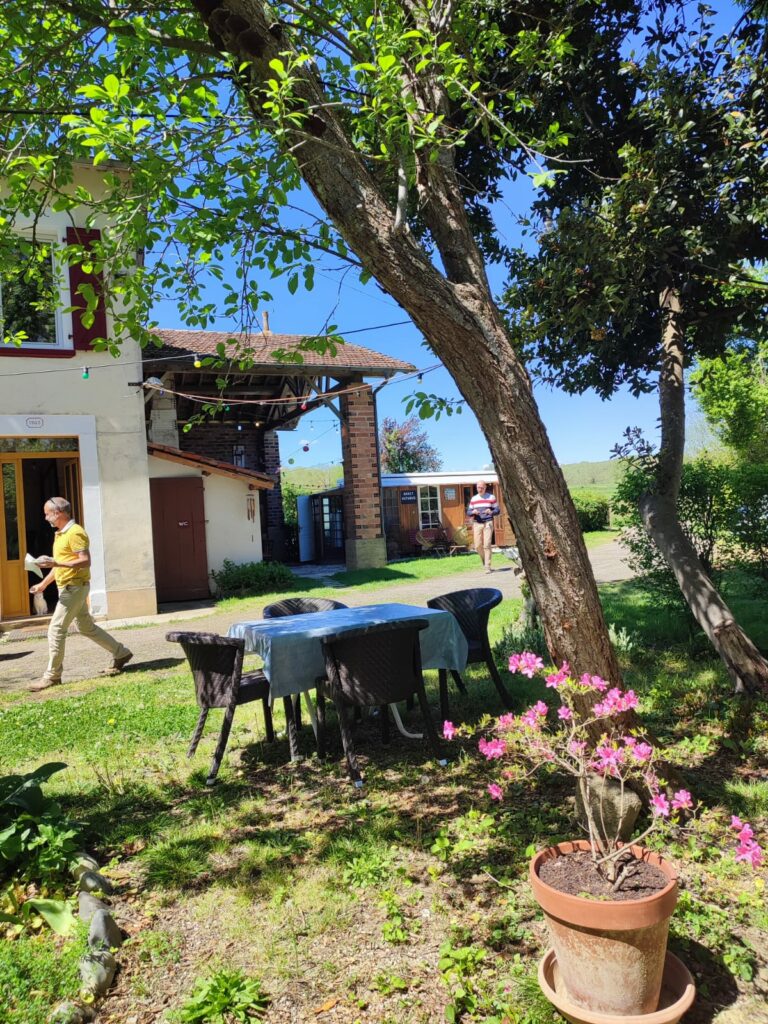 Terrasse ombragée de l’Office de Tourisme Cœur de Garonne