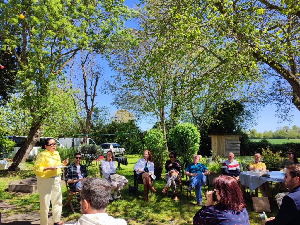 Présentation en plein air avec groupe assis, Office de Tourisme Cœur de Garonne