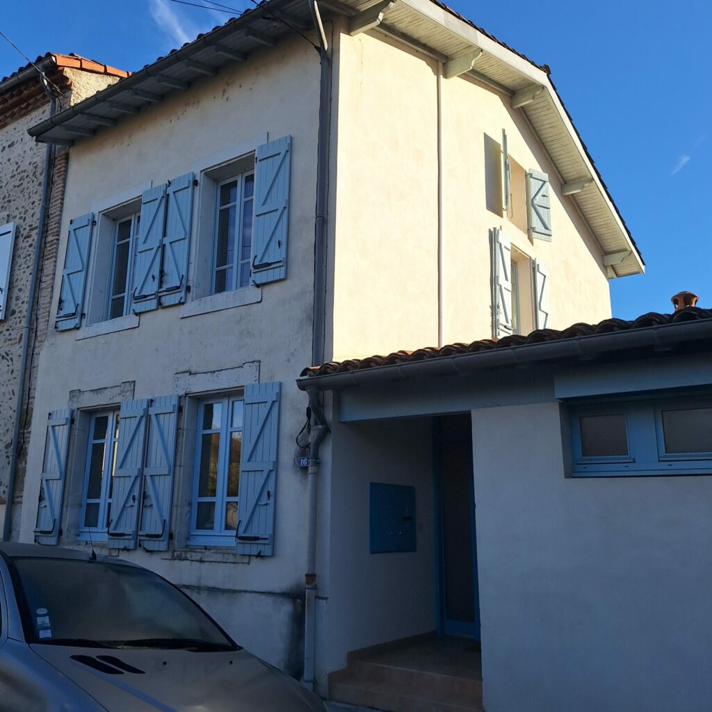 Maison de village à volets bleus, Office de Tourisme Cœur de Garonne