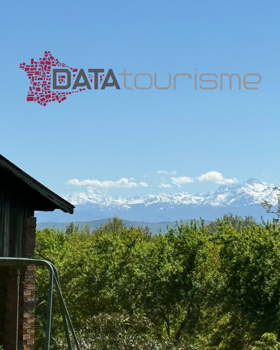 Logo DATAtourisme sur vue des Pyrénées enneigées depuis Cœur de Garonne