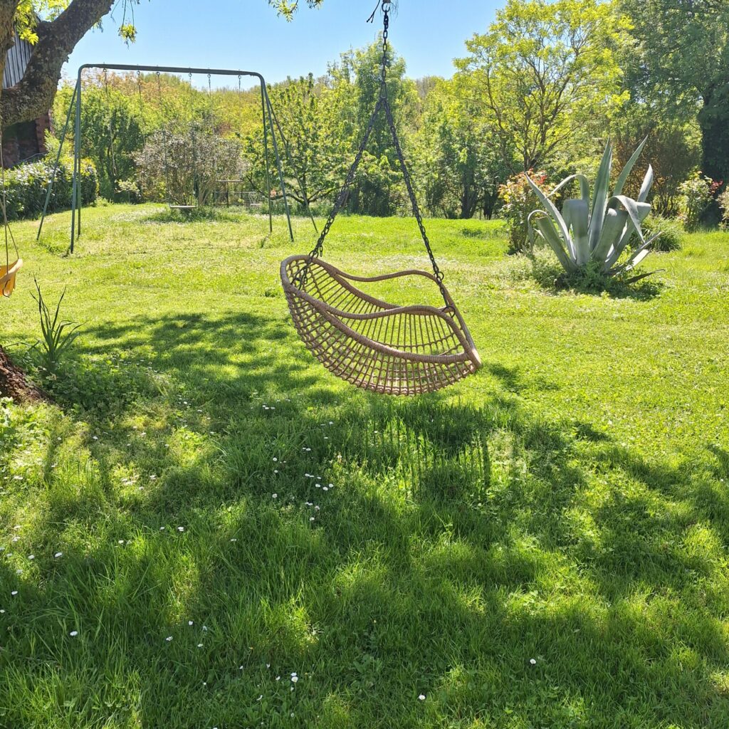 Balancelle suspendue dans un jardin, Office de Tourisme Cœur de Garonne
