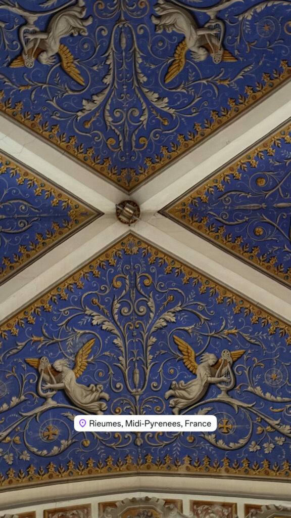 Plafond peint bleu orné d’anges musiciens à Rieumes