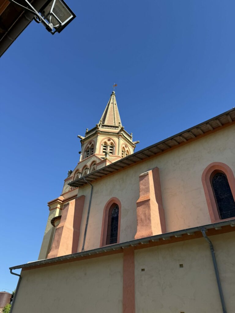 Clocher d’église et façade pastel, Office de Tourisme Cœur de Garonne