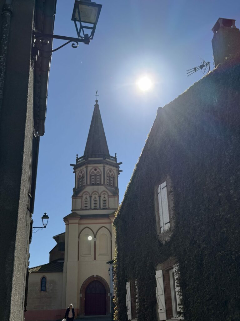 Clocher d’église dans une ruelle, Office de Tourisme Cœur de Garonne