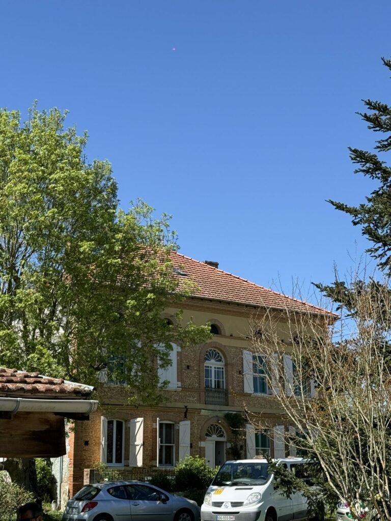 Bâtiment de l’Office de Tourisme Cœur de Garonne à volets blancs