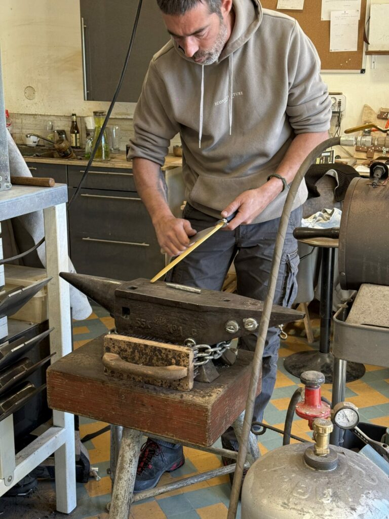 Artisan forgeron au travail sur une enclume, Office de Tourisme Cœur de Garonne