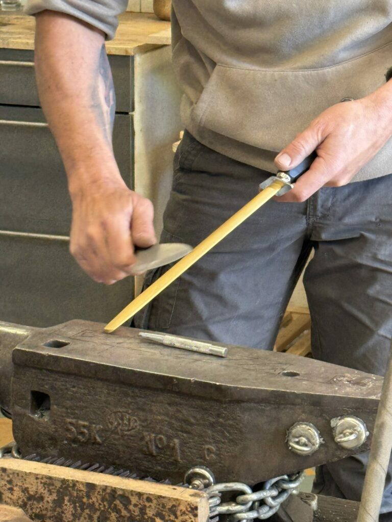 Artisan aiguisant une lame sur enclume, Office de Tourisme Cœur de Garonne