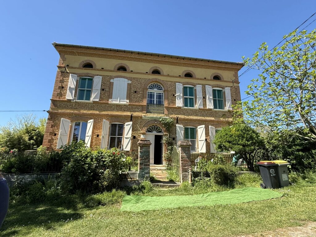 Maison de maître en brique à volets blancs, Office de Tourisme Cœur de Garonne