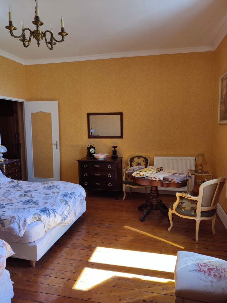Chambre d’hôtes avec lit double et mobilier ancien, Cœur de Garonne