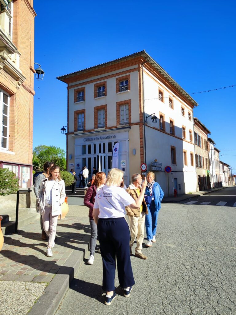 Visiteurs devant l’Office de Tourisme Cœur de Garonne