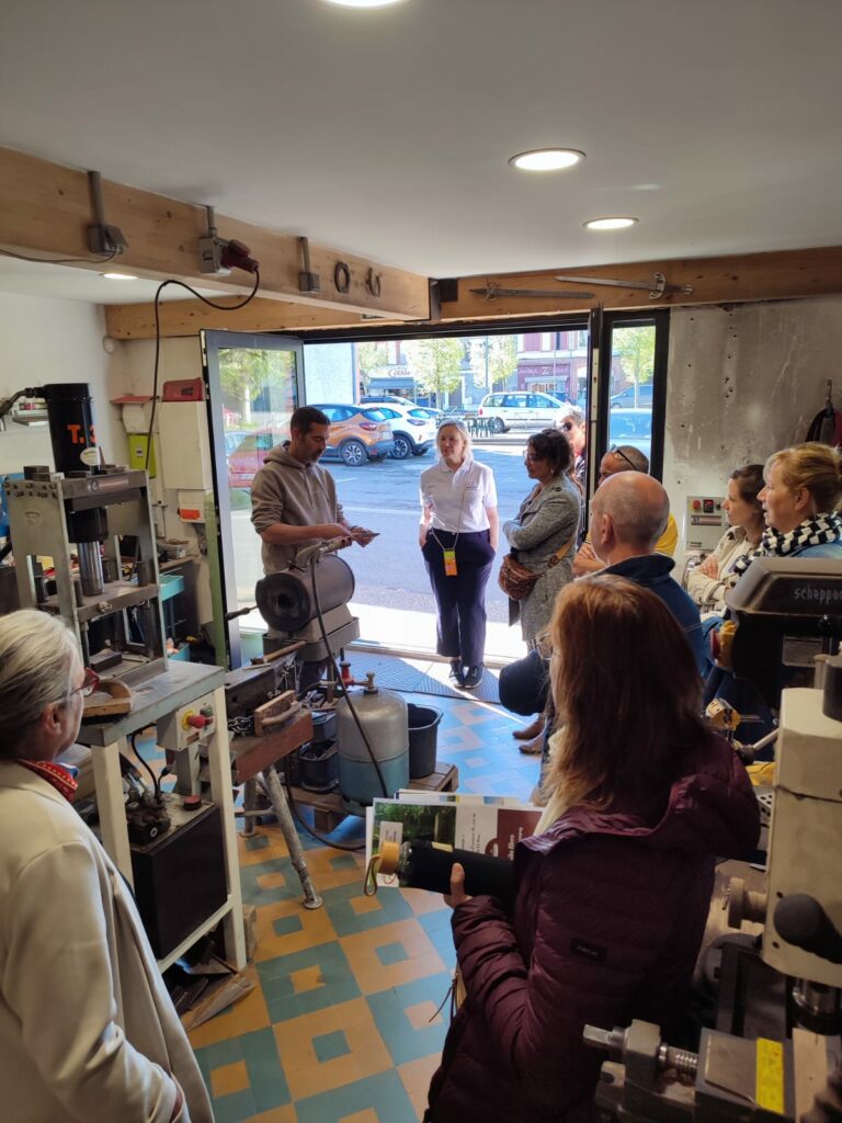 Visite d’un atelier avec démonstration devant un groupe de visiteurs
