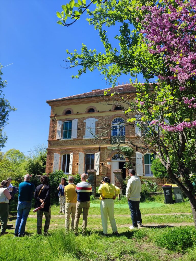 Visite guidée devant une maison de maître, Office de Tourisme Cœur de Garonne