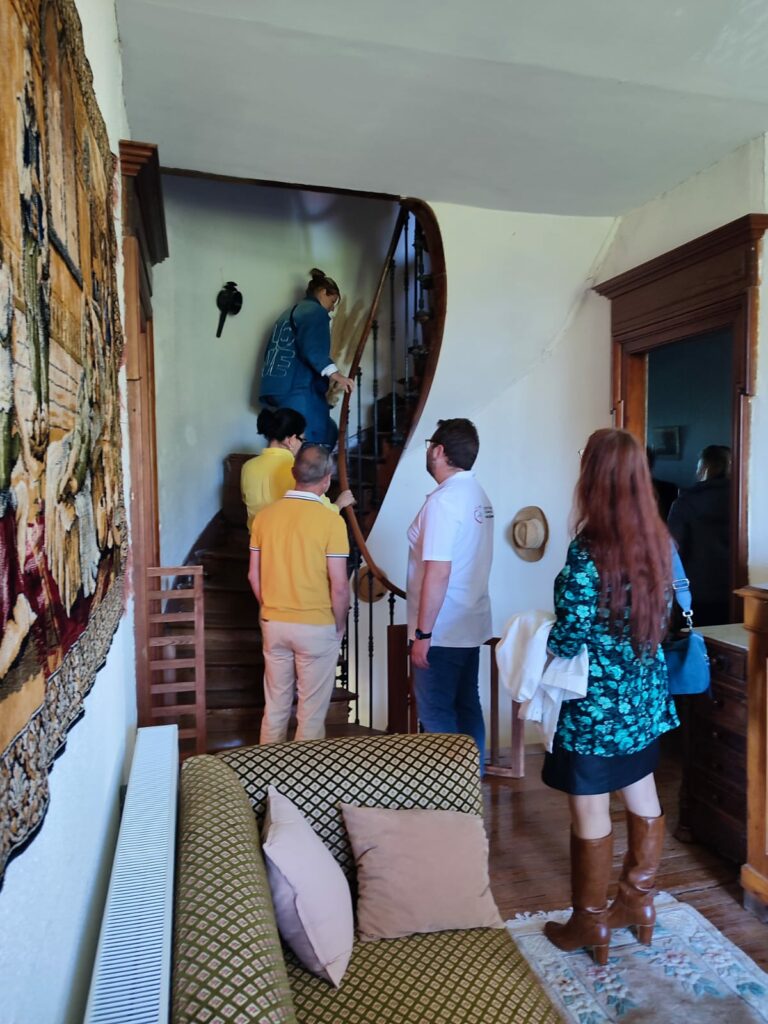 Visite guidée d’un intérieur avec escalier par l’Office de Tourisme Cœur de