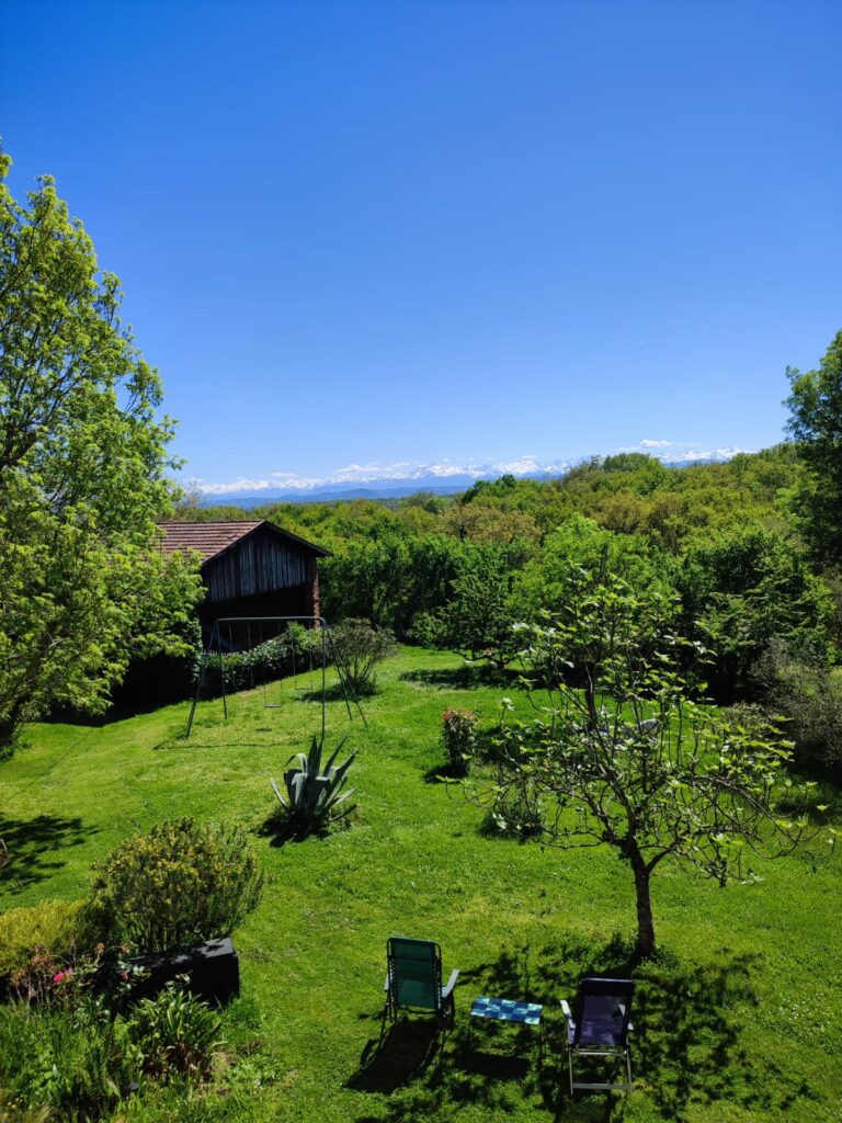 Jardin avec chaises longues et vue sur les Pyrénées en Cœur de Garonne
