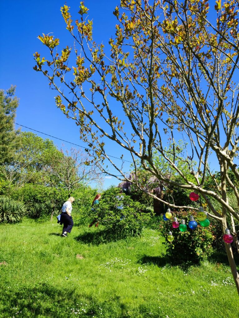 Visiteurs dans un jardin arboré, Office de Tourisme Cœur de Garonne