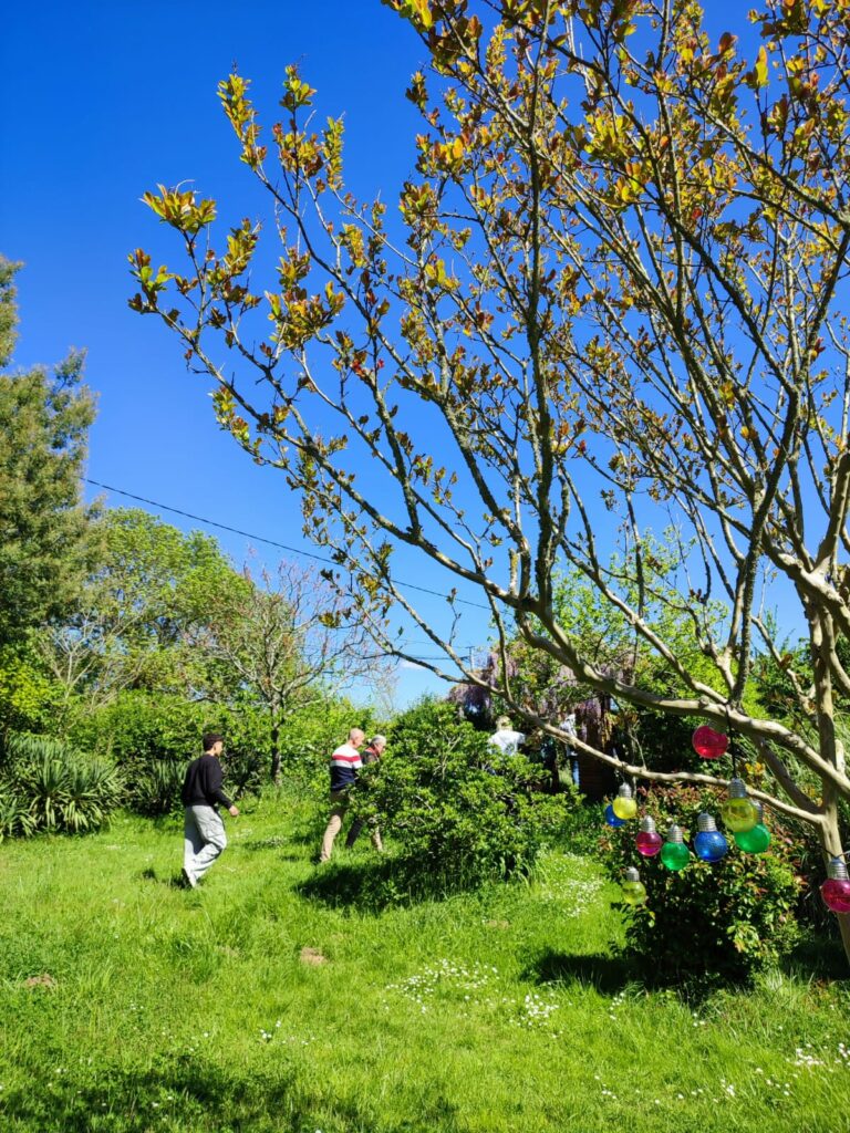 Visiteurs dans un jardin arboré, Office de Tourisme Cœur de Garonne