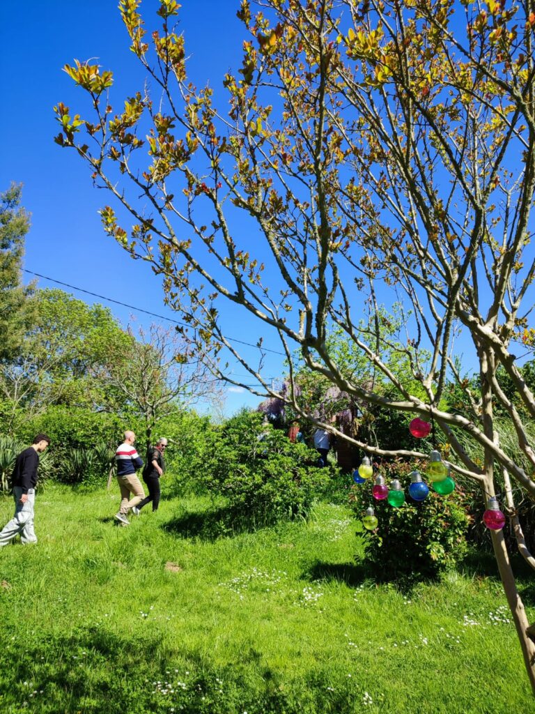 Visiteurs dans un jardin arboré, Office de Tourisme Cœur de Garonne