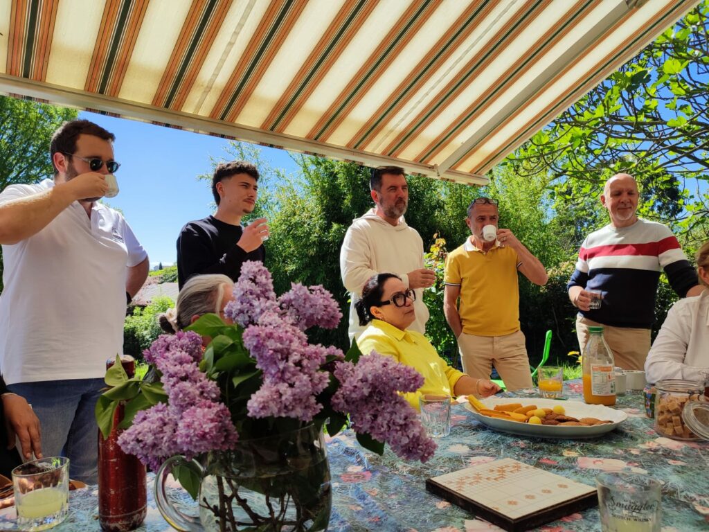Groupe de visiteurs partageant un café en terrasse Cœur de Garonne