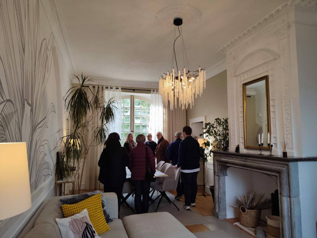 Visiteurs réunis dans un salon de l’Office de Tourisme Cœur de Garonne