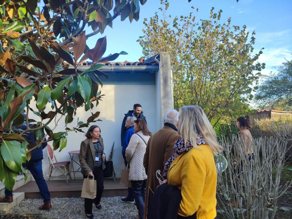 Visite de groupe devant une maison avec l’Office de Tourisme Cœur de Garonne