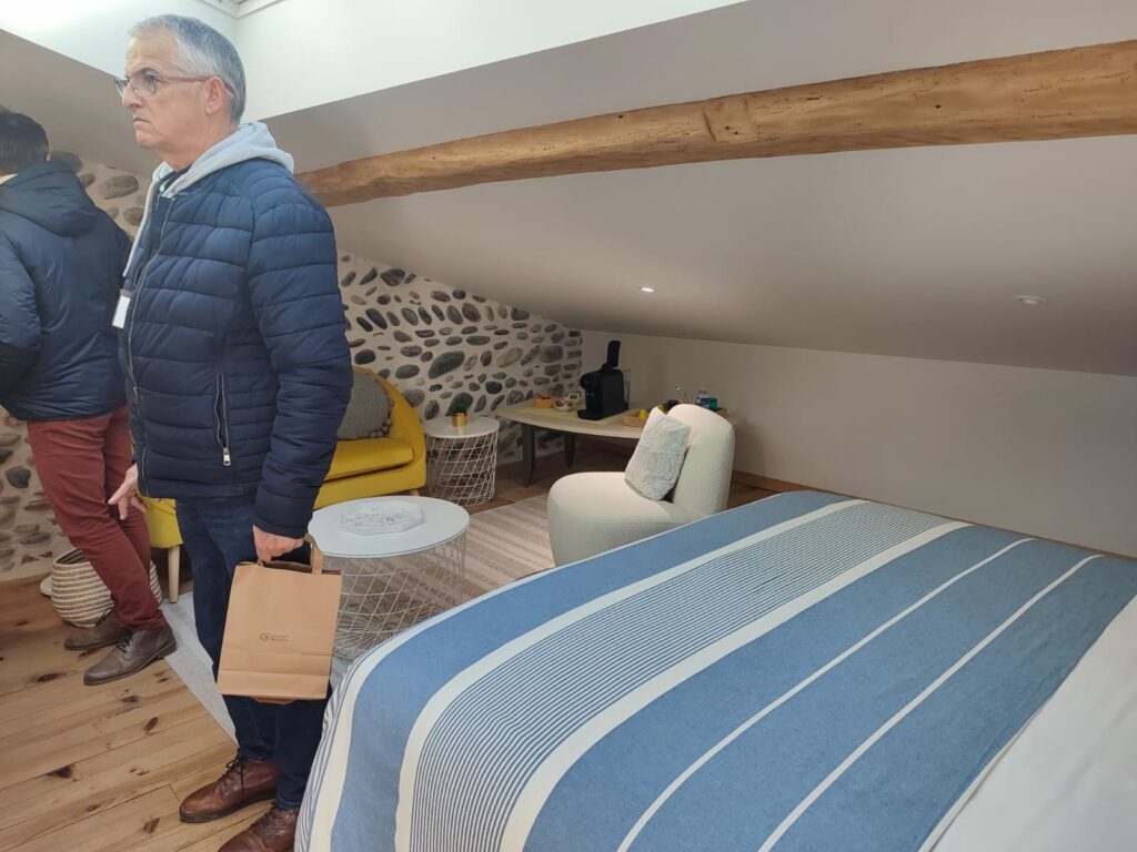Visite d’une chambre mansardée par l’Office de Tourisme Cœur de Garonne
