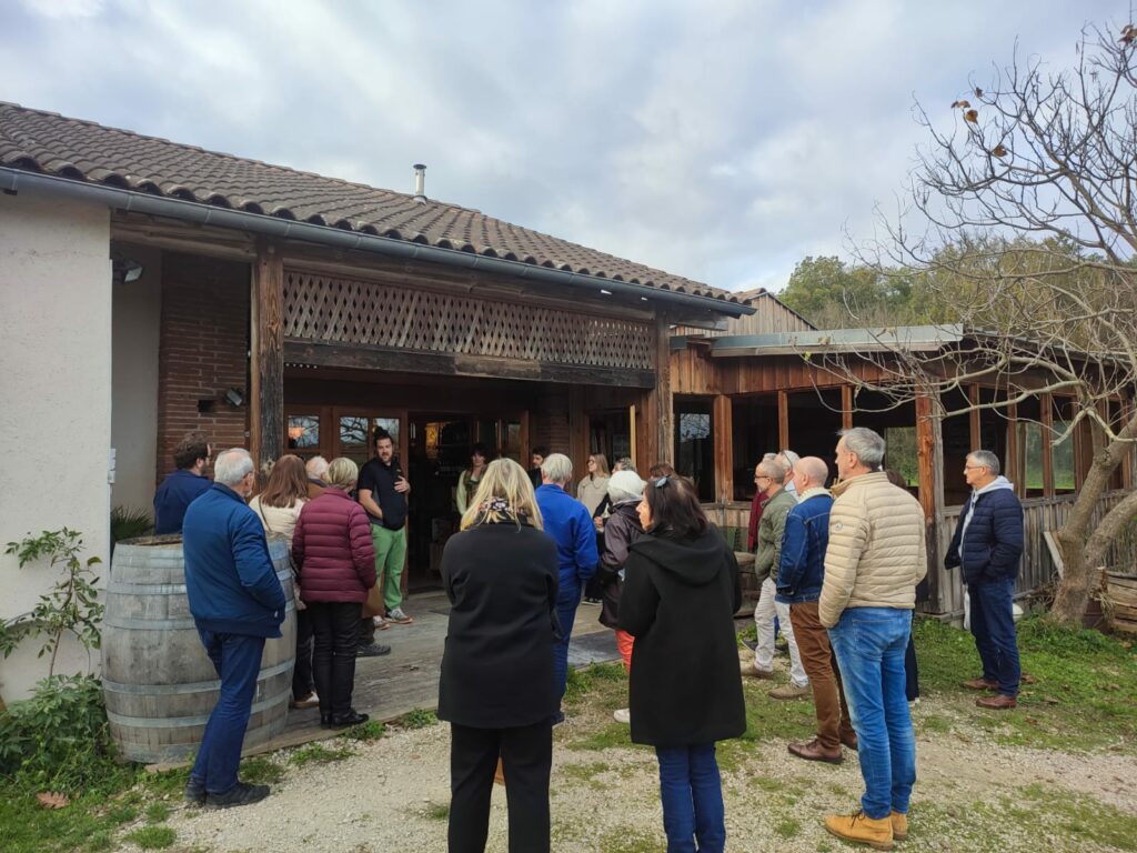 Visite de groupe devant un domaine viticole avec l’Office de Tourisme Cœur de