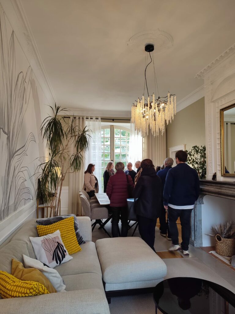 Visiteurs dans le salon de l’Office de Tourisme Cœur de Garonne