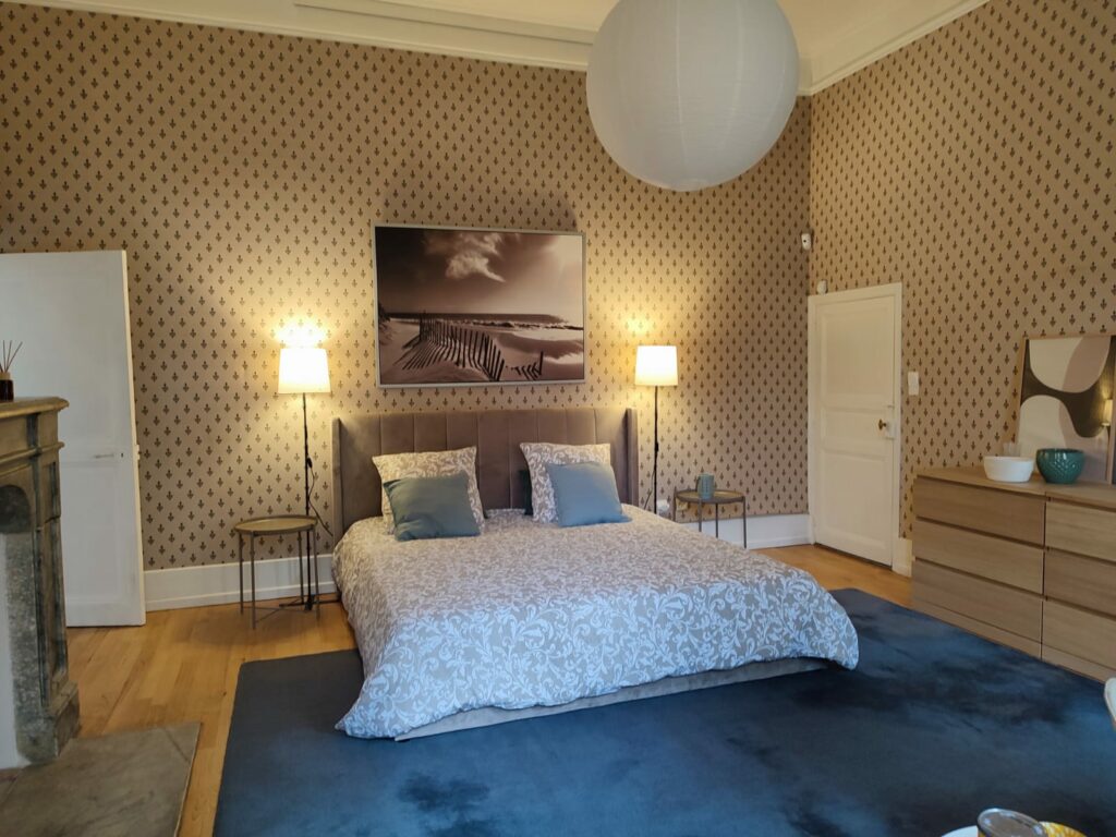 Chambre double élégante avec grand lit, Office de Tourisme Cœur de Garonne