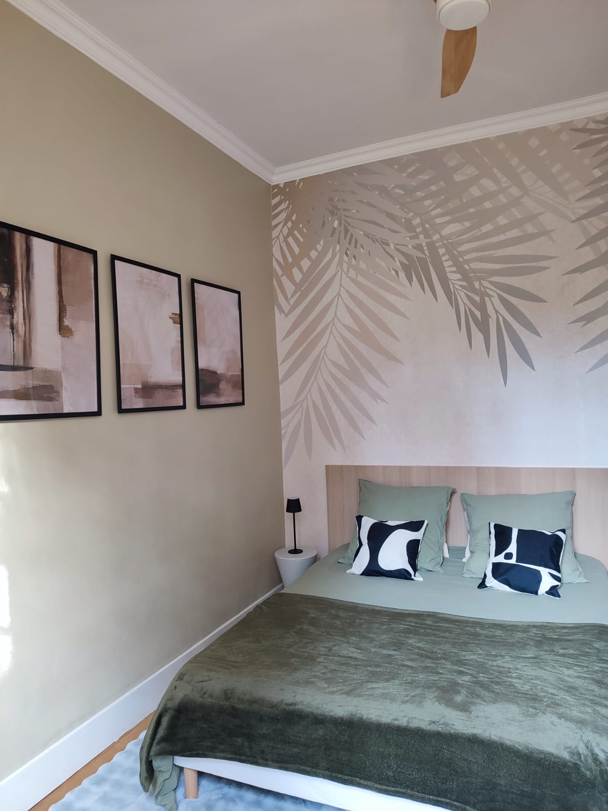 Chambre double avec lit et tête de lit en bois, Office de Tourisme Cœur de