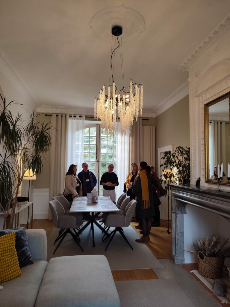 Visite de groupe dans un salon de l’Office de Tourisme Cœur de Garonne