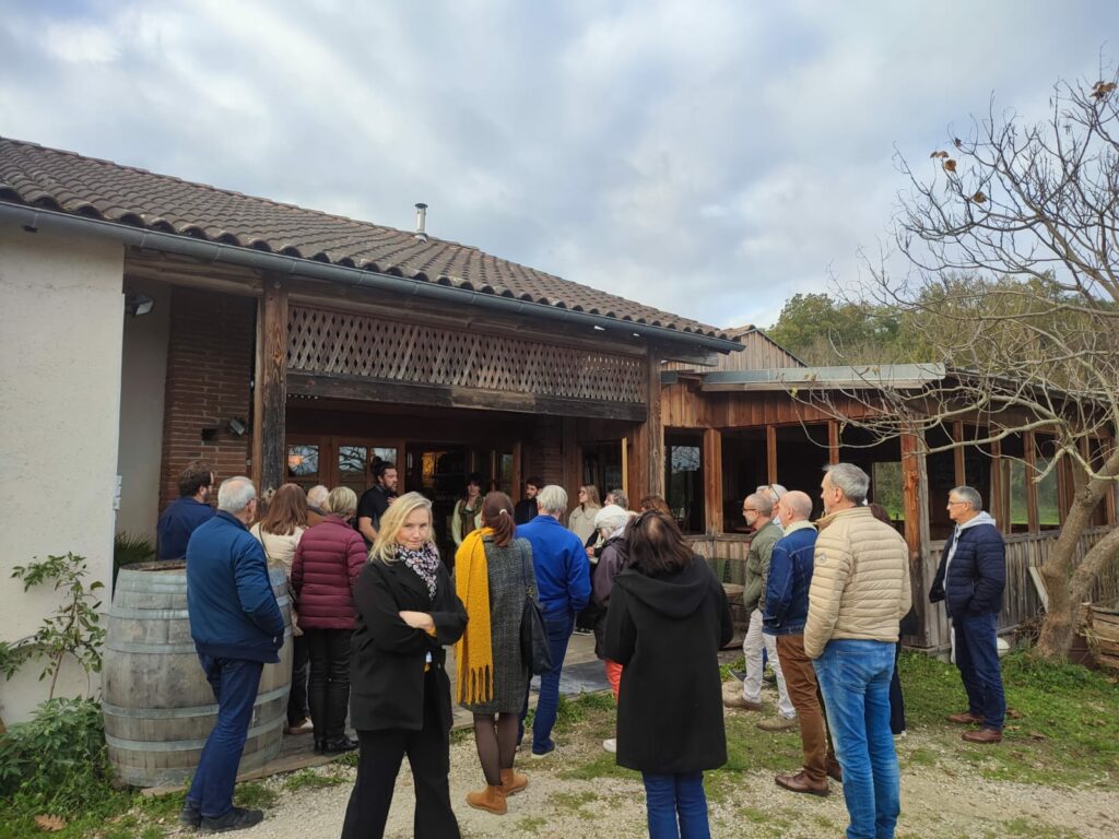 Visite de groupe devant l’Office de Tourisme Cœur de Garonne