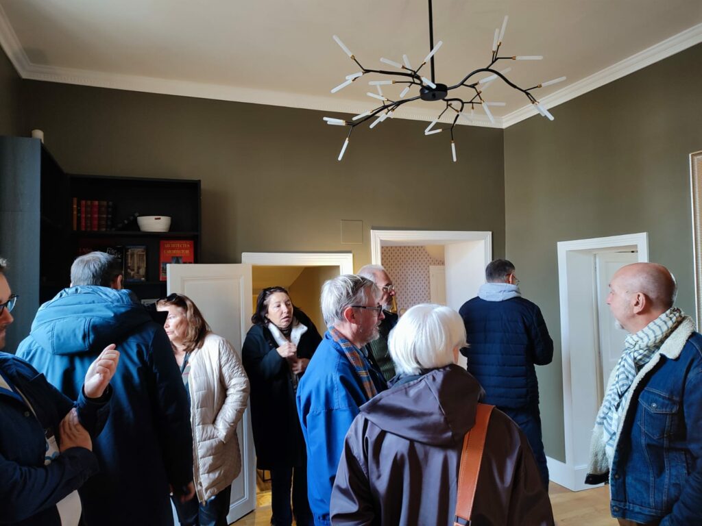 Visite guidée d’un groupe dans un intérieur par Office de Tourisme Cœur de