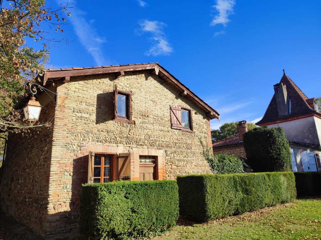 Maison ancienne en briques et galets à l’Office de Tourisme Cœur de Garonne