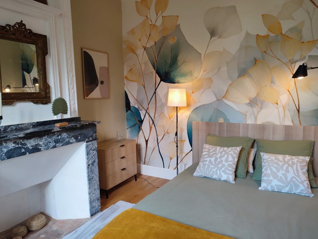 Chambre avec lit double et fresque végétale, Office de Tourisme Cœur de Garonne