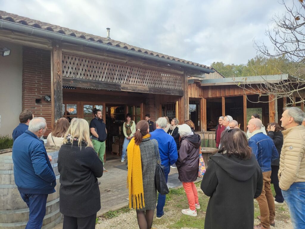 Visite de groupe devant un domaine viticole Cœur de Garonne