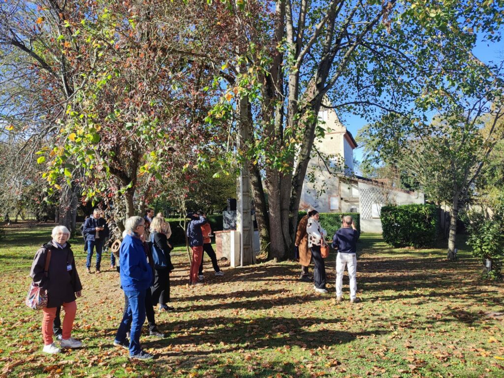 Visite guidée d’un groupe dans le parc de l’Office de Tourisme Cœur de Garonne