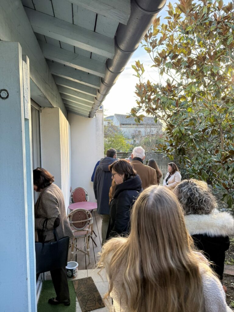 Visiteurs en file devant une maison, Office de Tourisme Cœur de Garonne