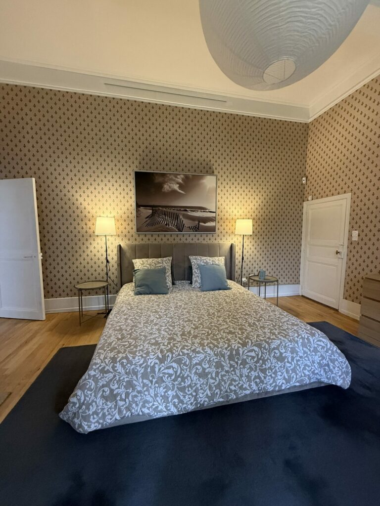 Chambre double avec grand lit, recommandée par l’Office de Tourisme Cœur de
