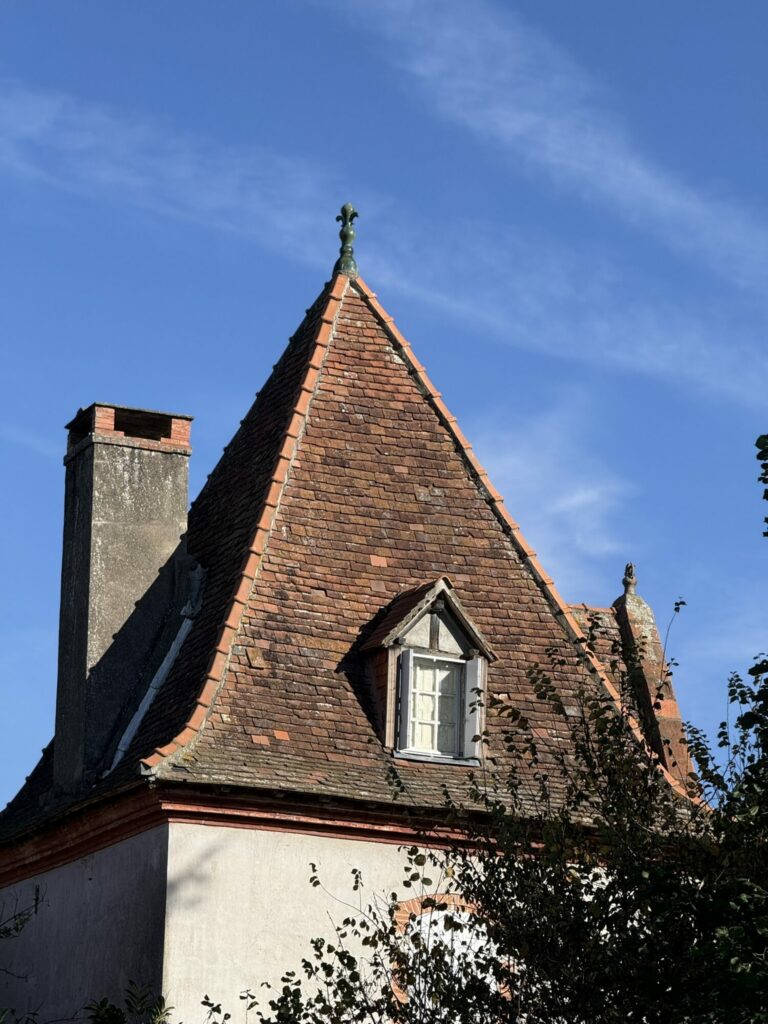 Toit pentu en tuiles avec lucarne et cheminée, Office de Tourisme Cœur de
