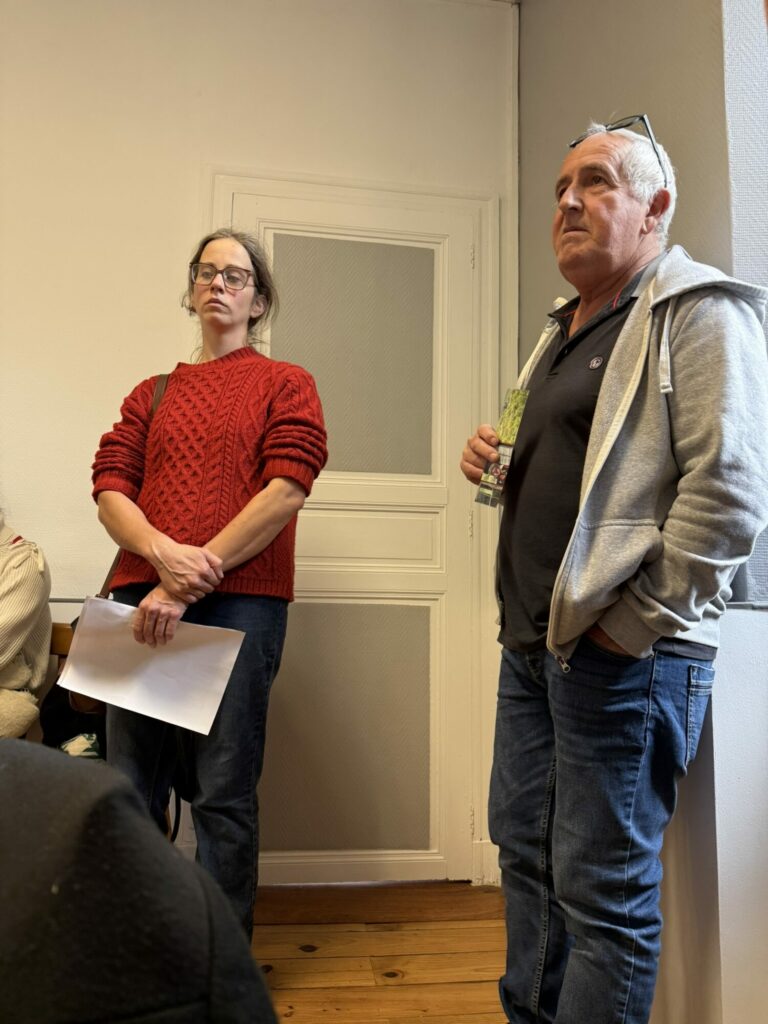 Deux personnes debout lors d’une présentation à l’Office de Tourisme Cœur de