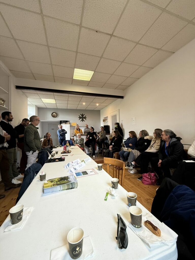 Réunion de groupe autour d’une table à l’Office de Tourisme Cœur de Garonne