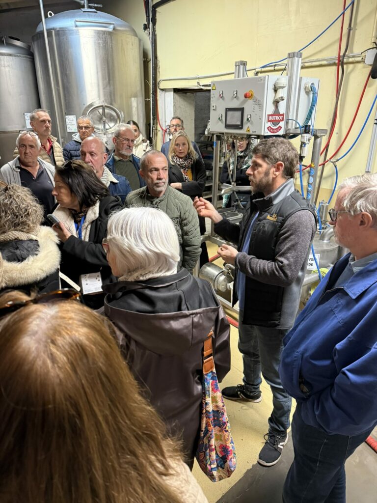 Visite guidée d’un groupe dans une cuverie par l’Office de Tourisme Cœur de