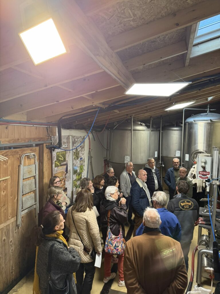 Visite de brasserie avec groupe près des cuves, Office de Tourisme Cœur de