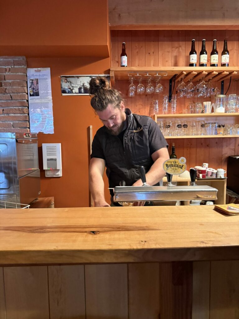 Brasseur servant une bière artisanale à la tireuse en Cœur de Garonne