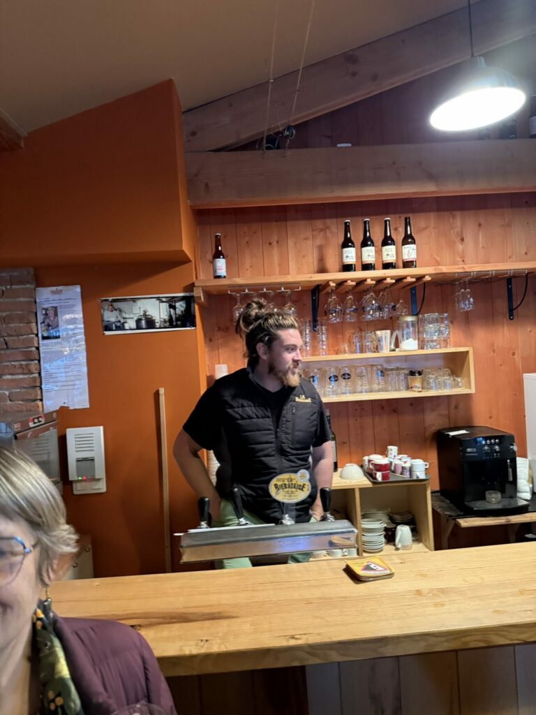 Serveur derrière un comptoir de dégustation de bière artisanale