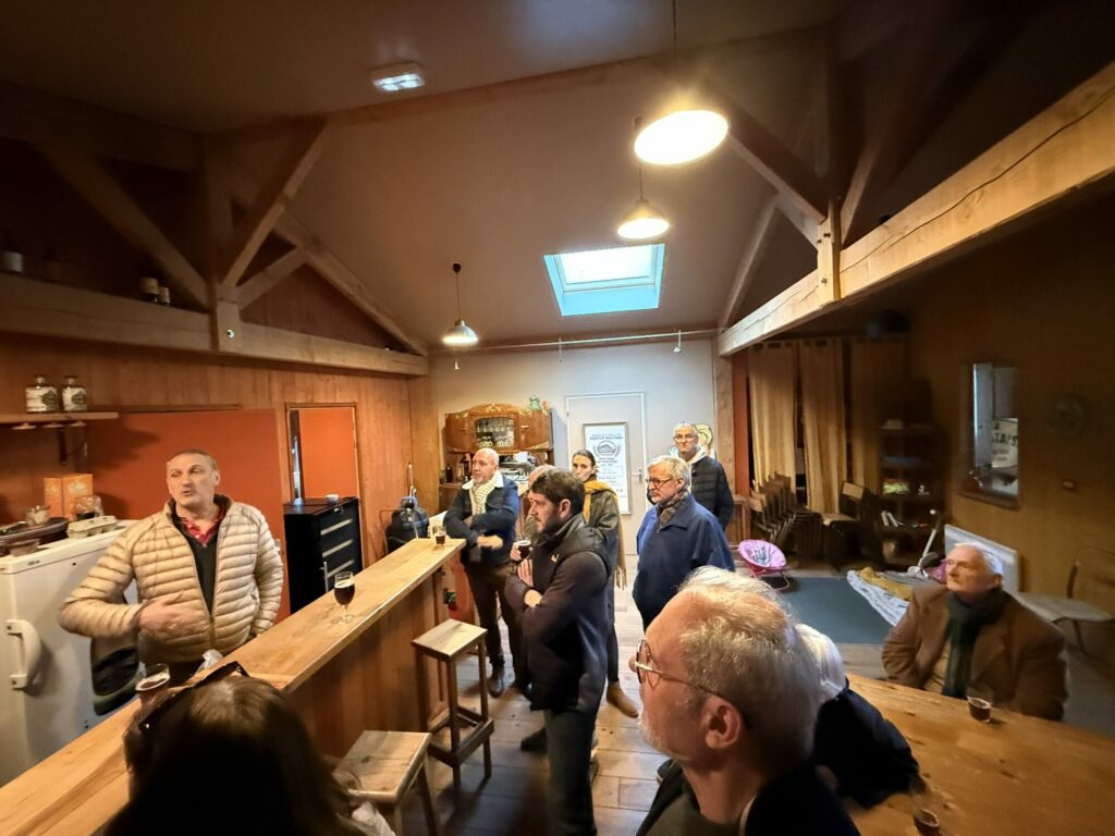 Visite guidée d’un groupe dans une brasserie artisanale Cœur de Garonne